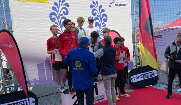 Elias Kolar, Leander Gallemann und Liam Parker holen sich ihr Team-Gold ab (Foto von Kurt RIng) Telis Team2 DM HM26 U23 Siegerehrung Ringfoto