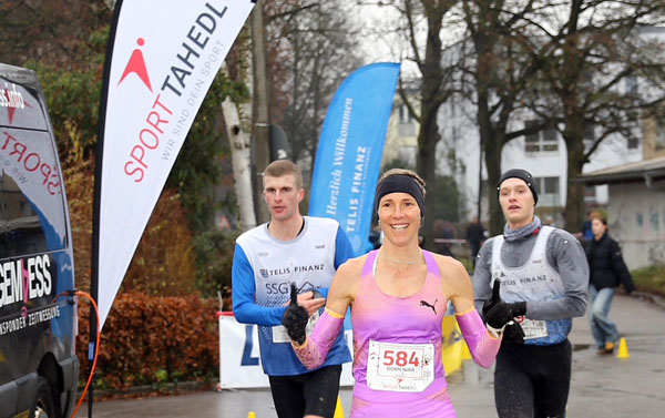 Meni Mayer in Begletung ihrer beiden Edelhasen so schnell wie nie zuvor (Foto von Christian Brüssel) MayerMeni1 Niko25 Bruesselfoto