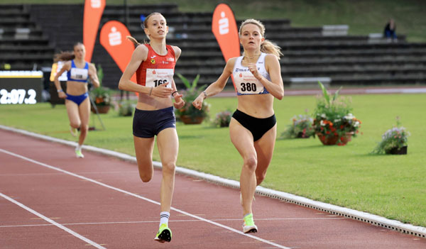 Hanna Bruckmayer im harten Finish über 800m (Foto von Theo Kiefner) Bruckmayer Gala26 Kiefnerfoto