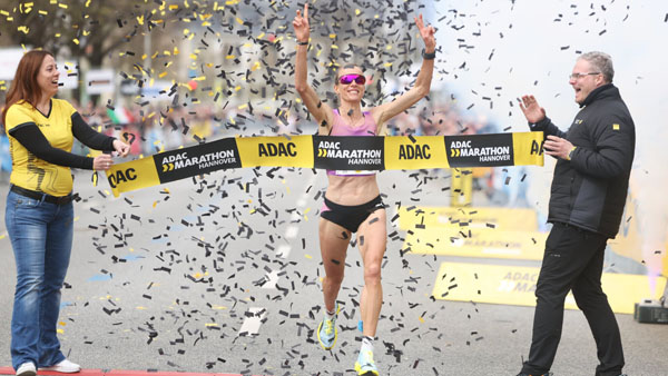 Meni Mayer im Ziel der Marathon-DM (Foto von Norbert Wilhelmi) Mayer domenika hannover26 ziel norbert wilhelmi