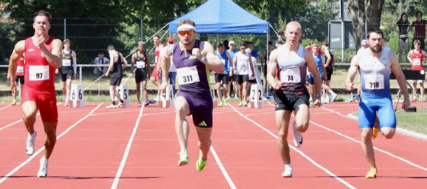 Yannick Wolf auf dem Weg zu den 10,15sec über 100m (Foto von Christian Brüssel) Wolf 2 Wattermeeting26 Bruesselfoto